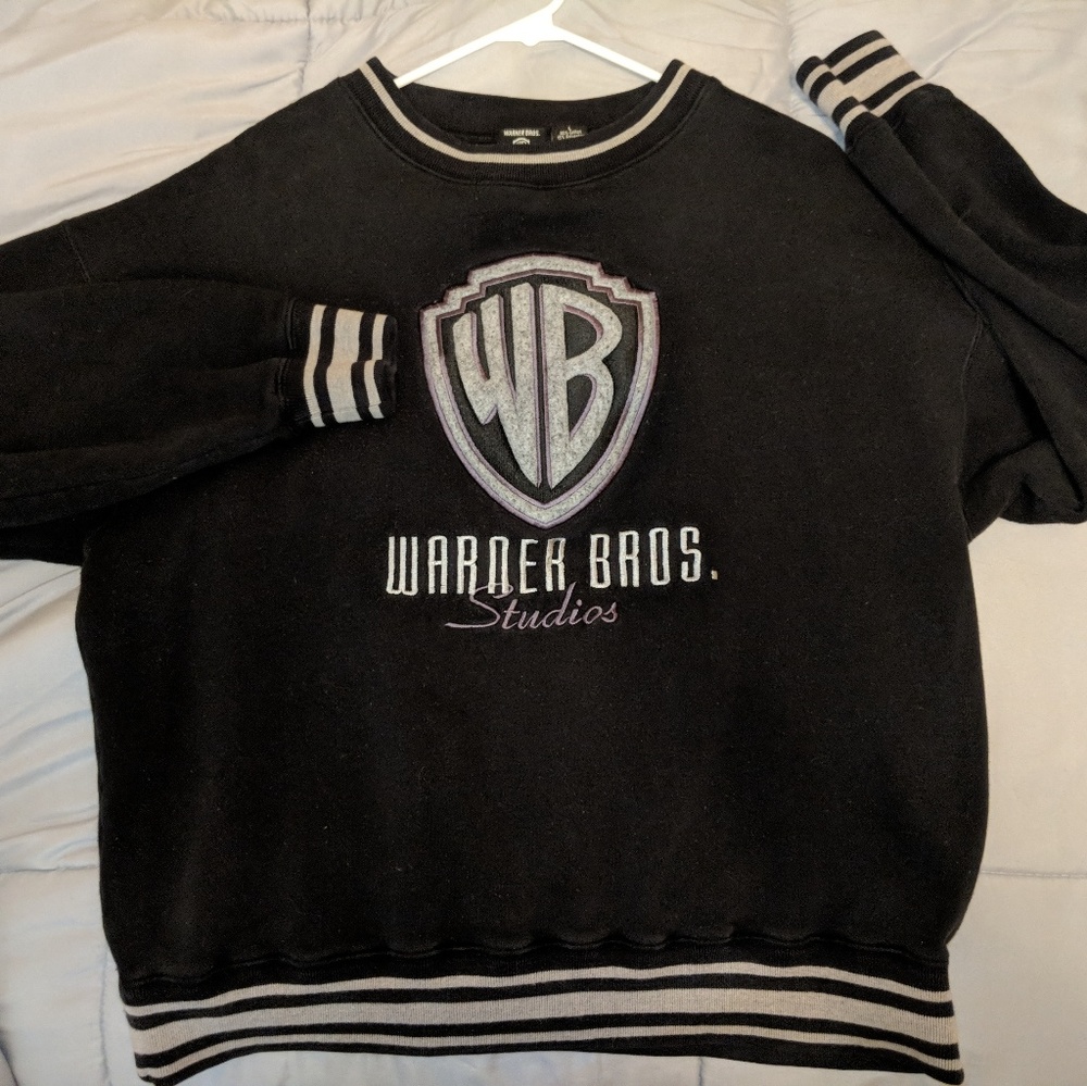 Warner brothers sweater size L/M